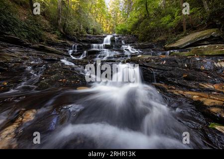 Der Wasserfall Branch fällt an den Minnehaha Falls über Gesteinsschichten. Stockfoto