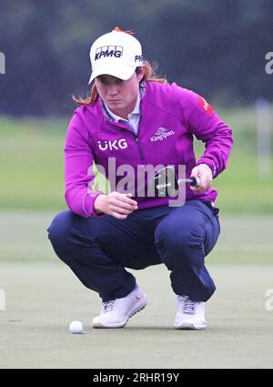 Leona Maguire legt am zweiten Tag der ISPS Handa World Invitational im Galgorm Castle Golf Club im County Antrim, Nordirland, einen Putt auf das 18. Grün an. Bilddatum: Freitag, 18. August 2023. Stockfoto