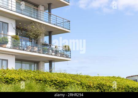 Große Balkone gegen den blauen Himmel. Anlagekonzept für Immobilien. Stockfoto