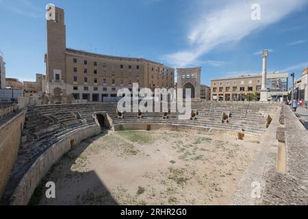 Panoramablick auf das römische Amphiteatre auf dem Platz Sant Oronzo in Lecce, Italien. Erbaut im 2. Jahrhundert, Stockfoto