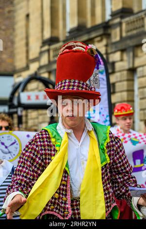 Edinburgh, Großbritannien. Aug. 2023. The Mad Hatter wirbt für seine Show von Alice im Wunderland auf Edinburghs Royal Mile, Schottland. george robertson/Alamy Live News Stockfoto