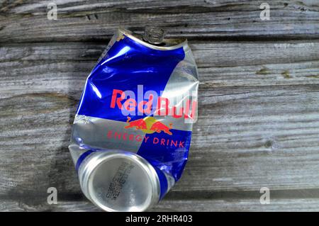 Kairo, Ägypten, Juli 28 2023: Crushed Dented Red Bull Energy Drink, eine Marke von Energy Drinks, die von der österreichischen Firma Red Bull GmbH, IT, gegründet und im Besitz ist Stockfoto