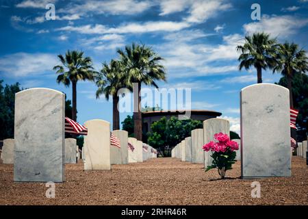 Ein sonniger Memorial Day mit Flaggen auf Gräbern amerikanischer Soldaten auf dem Fort Bliss National Cemetery in El Paso, Texas. Stockfoto