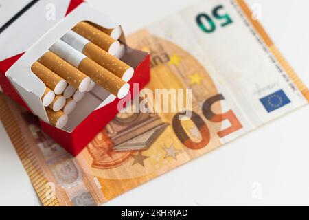 Zigarettenpackung auf den Euro-Rechnungen. Nahaufnahme. Stockfoto