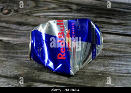 Kairo, Ägypten, Juli 28 2023: Crushed Dented Red Bull Energy Drink, eine Marke von Energy Drinks, die von der österreichischen Firma Red Bull GmbH, IT, gegründet und im Besitz ist Stockfoto
