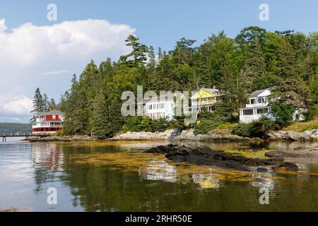 Strandhäuser, Eggemoggin Beach, Sedgwick, Deer Isle, midcoast Maine, USA. Stockfoto