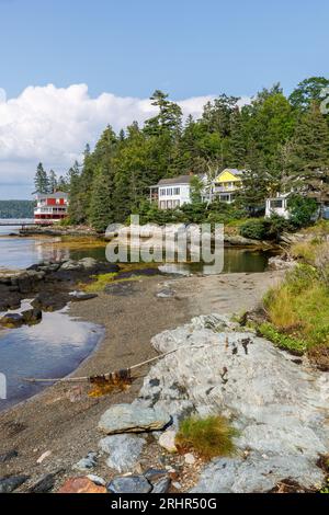 Strandhäuser, Eggemoggin Beach, Sedgwick, Deer Isle, midcoast Maine, USA. Stockfoto