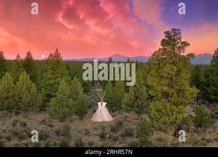 M) Tipi, Rancho las Hierbas, Bend, Zentral-Oregon, Oregon, USA Stockfoto