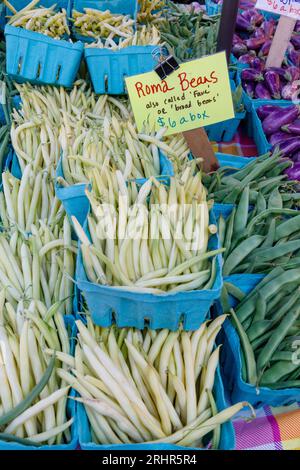 Gemüse zum Verkauf auf dem wöchentlichen Bauernmarkt in Reston, Virginia, USA. Stockfoto