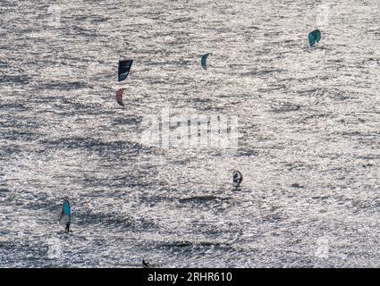 Kitesurfer und Windsurfer bei starkem Wind am Scheveningen Beach, den Haag, Niederlande Stockfoto