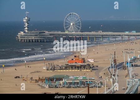 Blick über den Strand von Scheveningen, auf den Pier mit Riesenrad gehört zur Stadt den Haag und ist der größte Badeort in den Niederlanden Stockfoto