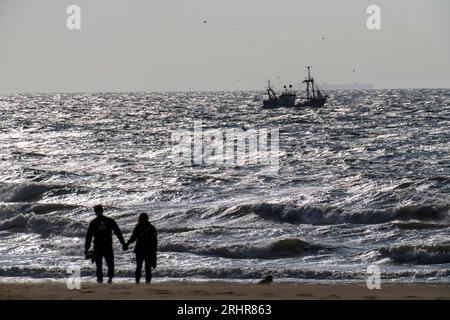 Kinderwagen am Strand von Scheveningen, Krabbenkutter, Niederlande Stockfoto