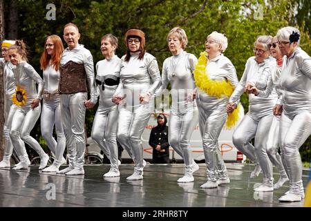 Umea, Schweden - 6. Juni 2023: Eine Reihe älterer Menschen stehen nach einer Tanzvorstellung in der Reihe Stockfoto