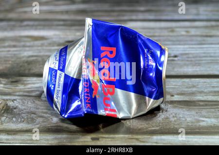 Kairo, Ägypten, Juli 28 2023: Crushed Dented Red Bull Energy Drink, eine Marke von Energy Drinks, die von der österreichischen Firma Red Bull GmbH, IT, gegründet und im Besitz ist Stockfoto