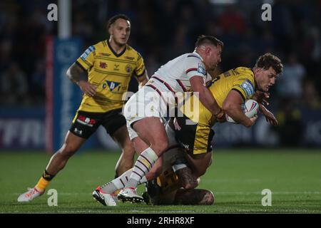 Wakefield, Großbritannien. August 2023. Georg Lawler aus Castleford wird am 18. August 2023 im Super League Match zwischen Wakefield Trinity und Castleford in Belle Vue, Wakefield, Großbritannien, in Angriff genommen. Foto von Simon Hall. Nur redaktionelle Verwendung, Lizenz für kommerzielle Nutzung erforderlich. Keine Verwendung bei Wetten, Spielen oder Veröffentlichungen eines einzelnen Vereins/einer Liga/eines einzelnen Spielers. Credit: UK Sports Pics Ltd/Alamy Live News Stockfoto