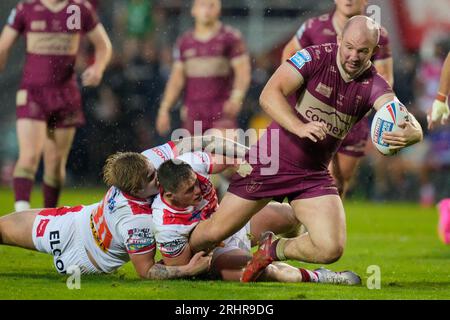 St. Helens, Großbritannien. August 2023. George King #10 von Hull KR versucht, den Ball während des Spiels der Betfred Super League in der 22. Runde St Helens gegen Hull KR im Totally Wicked Stadium, St Helens, Vereinigtes Königreich, 18. August 2023 (Foto: Steve Flynn/News Images) in St Helens, Vereinigtes Königreich am 18. August 2023 zu entlasten. (Foto von Steve Flynn/News Images/SIPA USA) Credit: SIPA USA/Alamy Live News Stockfoto