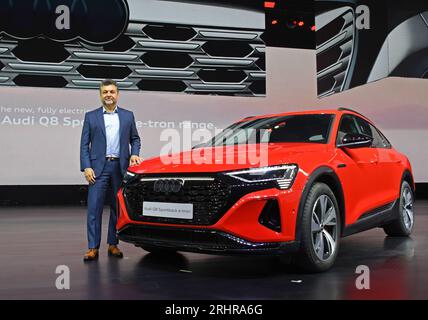 Mumbai, Indien. August 2023. Balbir Singh Dhillon (R), Head-Audi India posiert für ein Foto während der Markteinführung von Audi e-tron sportback und suv-Elektroauto in Mumbai. Interessierte Kunden können Audi Q8 e-tron Elektroauto auf der Audi India Website und der App „myaudi Connect“ buchen. Quelle: SOPA Images Limited/Alamy Live News Stockfoto