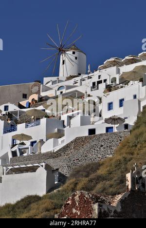 Windmühlen in Oia auf Santorini Inseln, Thera, Griechenland. Eines der berühmtesten und romantischsten Touristenziele der Welt. Stockfoto
