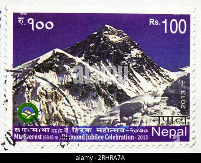 MOSKAU, RUSSLAND - 8. JUNI 2023: Briefmarke gedruckt in Nepal zeigt Everest, Mountains Serie, um 2013 Stockfoto