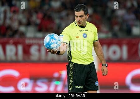 Bari, Italien. August 2023. Der Schiedsrichter Fabio Maresca aus Neapel während SSC Bari gegen Palermo FC, italienisches Fußball-Spiel der Serie B in Bari, Italien, 18. August 2023 Credit: Independent Photo Agency/Alamy Live News Stockfoto