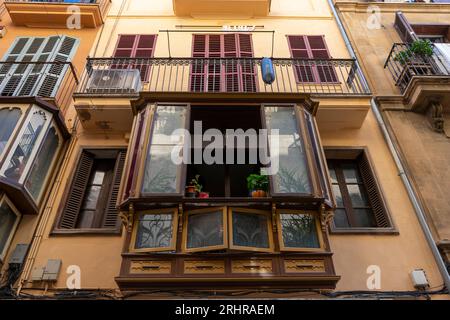 Von Terrakotta-Dächern bis hin zu kunstvollen Fensterläden: Erleben Sie die lebendigen Wandteppiche von Design und Kultur auf den Straßen Mallorcas. Stockfoto