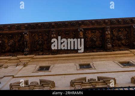 Von Terrakotta-Dächern bis hin zu kunstvollen Fensterläden: Erleben Sie die lebendigen Wandteppiche von Design und Kultur auf den Straßen Mallorcas. Stockfoto