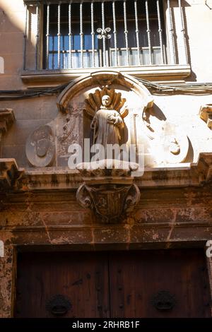 Von Terrakotta-Dächern bis hin zu kunstvollen Fensterläden: Erleben Sie die lebendigen Wandteppiche von Design und Kultur auf den Straßen Mallorcas. Stockfoto