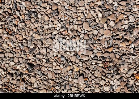 Kieselsteinhintergrund. Pflaster aus natürlichen Materialien. Draufsicht. Stockfoto