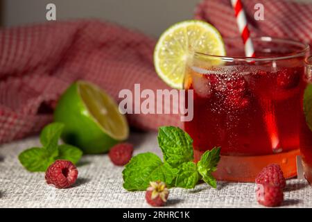Hausgemachte Himbeer-Limonade. Alkoholfreies Kaltgetränk in einem vernebelten Glas. Selektiver Fokus. Stockfoto