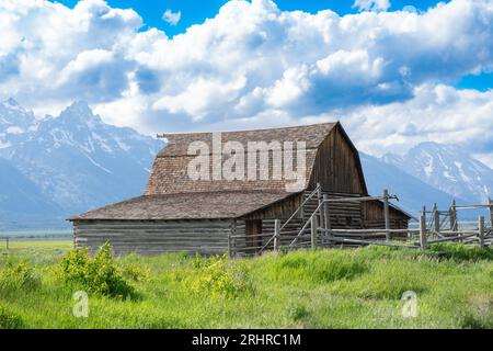 Historische John Moulton Scheune von Mormon Row, Grand Teton National Park, Jackson Wyoming aus gesehen. Stockfoto