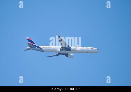 Mainz, Deutschland - 18. August 2023: LATAM-Flugzeug fliegt über Mainz-Hechtsheim, kurz vor der Landung in Frankfurt am Main Stockfoto