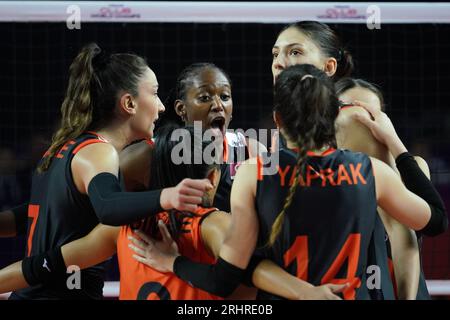 ANTALYA, TURKIYE - 18. DEZEMBER 2022: Eczacibasi Dynavit-Spieler feiern Punktestand während Gerdau Minas FIVB Volleyball Womens Club World Champio Stockfoto