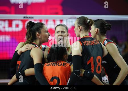 ANTALYA, TURKIYE - 18. DEZEMBER 2022: Eczacibasi Dynavit-Spieler feiern Punktestand während Gerdau Minas FIVB Volleyball Womens Club World Champio Stockfoto