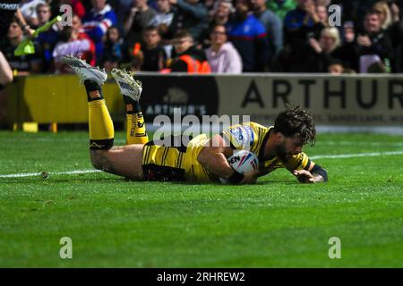 Wakefield, Großbritannien. August 2023. VERSUCHEN SIE CASTLEFORD *** während des Super League-Spiels zwischen Wakefield Trinity und Castleford in Belle Vue, Wakefield, UK am 18. August 2023. Foto von Simon Hall. Nur redaktionelle Verwendung, Lizenz für kommerzielle Nutzung erforderlich. Keine Verwendung bei Wetten, Spielen oder Veröffentlichungen eines einzelnen Vereins/einer Liga/eines einzelnen Spielers. Credit: UK Sports Pics Ltd/Alamy Live News Stockfoto