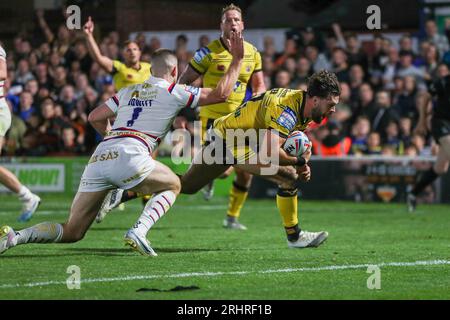 Wakefield, Großbritannien. August 2023. *** VERSUCHEN SIE CASTLEFORD während des Super-League-Spiels zwischen Wakefield Trinity und Castleford in Belle Vue, Wakefield, UK am 18. August 2023. Foto von Simon Hall. Nur redaktionelle Verwendung, Lizenz für kommerzielle Nutzung erforderlich. Keine Verwendung bei Wetten, Spielen oder Veröffentlichungen eines einzelnen Vereins/einer Liga/eines einzelnen Spielers. Credit: UK Sports Pics Ltd/Alamy Live News Stockfoto