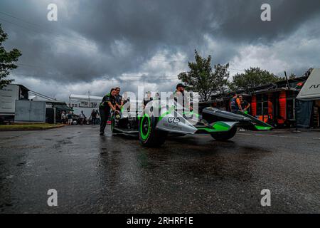 Nashville, TN, USA. August 2023. Crew-Mitglieder von Juncos Hollinger Racing Chevrolet bereiten ihr Rennauto für den Big Machine Music City Grand Prix in Nashville, TN, USA vor. (Bild: © Brandon K. Carter Grindstone Med/ASP) NUR REDAKTIONELLE VERWENDUNG! Nicht für kommerzielle ZWECKE! Stockfoto
