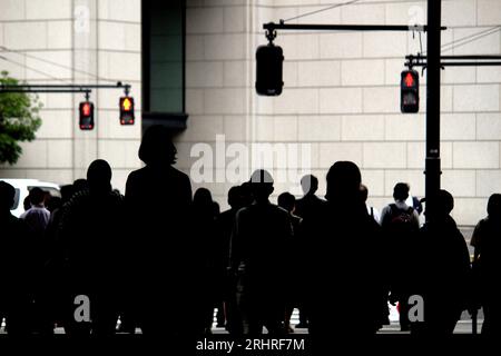 Tägliches Leben in Japan „Silhouetten von Menschen, die morgens vom Bahnhof Tokio zur Arbeit pendeln“ Stockfoto