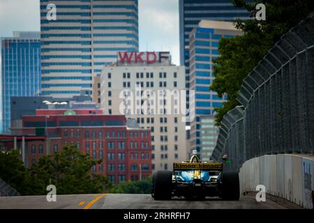 Nashville, TN, USA. August 2023. Der INDYCAR-Fahrer DEVLIN DeFRANCESCO (29) aus Toronto, Kanada, reist während einer Trainingseinheit für den Big Machine Music City Grand Prix in den Straßen von Nashville in Nashville, TN, durch die Kurven. (Bild: © Brandon K. Carter Grindstone Med/ASP) NUR REDAKTIONELLE VERWENDUNG! Nicht für kommerzielle ZWECKE! Stockfoto