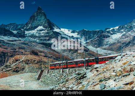 Trainiere in den Hochalpen auf Matterhorn Hintergrund Stockfoto