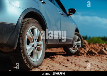 Fahrzeug steht im Gelände auf Schlamm und Sand Stockfoto