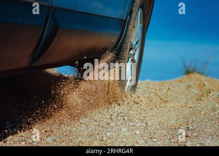 Das Autorad rutscht auf dem Sand in der Wüste aus nächster Nähe Stockfoto