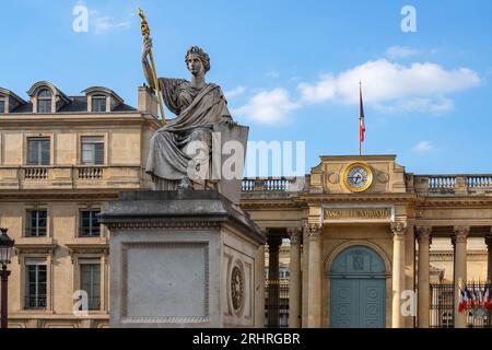 Hintereingang der Statue der französischen Nationalversammlung und des Gesetzes - Paris, Frankreich Stockfoto