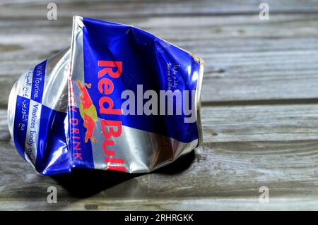 Kairo, Ägypten, Juli 28 2023: Crushed Dented Red Bull Energy Drink, eine Marke von Energy Drinks, die von der österreichischen Firma Red Bull GmbH, IT, gegründet und im Besitz ist Stockfoto