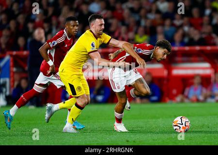 Das Stadtgebiet, Nottingham, Großbritannien. August 2023. Premier League Football, Nottingham Forest gegen Sheffield United; Morgan Gibbs-White aus Nottingham Forest hält Jack Robinson aus Sheffield United durch: Action Plus Sports/Alamy Live News Stockfoto