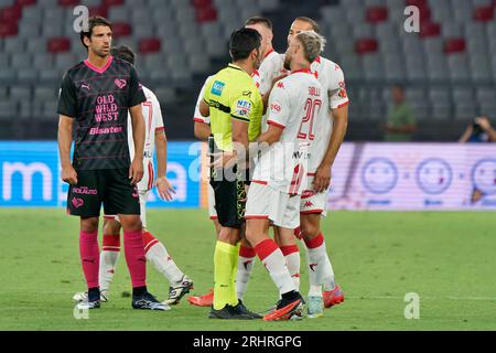 Bari, Italien. August 2023. Spieler von SSC Bari protestieren mit dem Schiedsrichter Fabio Maresca aus Neapel während SSC Bari gegen Palermo FC, italienisches Fußball-Spiel der Serie B in Bari, Italien, 18. August 2023 Credit: Independent Photo Agency/Alamy Live News Stockfoto