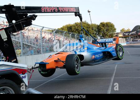 Nashville, TN, USA. Aug. 2023. SCOTT DIXON (9) aus Auckland (Neuseeland), Fahrer der INDYCAR-Serie, weist auf die Warnflagge hin, nachdem er während des Big Machine Music City Grand Prix in den Straßen von Nashville in Nashville, TN, abstürzte. (Bild: © Brandon K. Carter Grindstone Med/ASP) NUR REDAKTIONELLE VERWENDUNG! Nicht für kommerzielle ZWECKE! Stockfoto