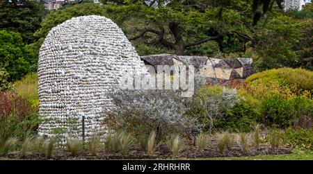 Wurrungwuri-Skulptur aus 16000 Quarzsteinen im Royal Botanic Gardens in Sydney, Australien am 7. Januar 2023 Stockfoto