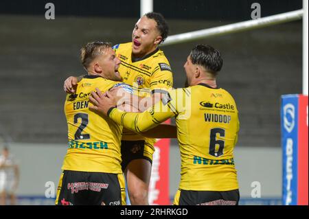 Liam Horne #45 von Castleford Tigers feiert Greg Eden #2 von Castleford Tigers, der seinen Hassrick beim Spiel Wakefield Trinity vs Castleford Tigers in der Betfred Super League Round 22 im Be Well Support Stadium, Wakefield, Großbritannien, 18. August 2023 (Foto: Craig Cresswell/News Images) in, am 18.8.2023. (Foto: Craig Cresswell/News Images/SIPA USA) Credit: SIPA USA/Alamy Live News Stockfoto