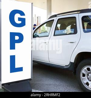 GPL-Tankstelle. Tankstelle mit Pumpen. Kraftstoffspender Flüssiggas. Alternativ tanken Sie Kraftstoff, CNG, LPG, NGV in Ihrem Fahrzeug. Stockfoto