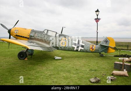 Ein Messerschmitt-Kampfflugzeug aus dem 2. Weltkrieg 109 in Lytham Green, Lytham St Annes, Lancashire, Großbritannien Stockfoto